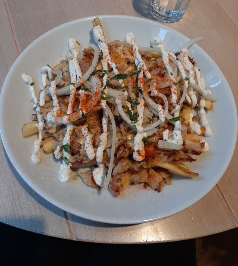 Döner Teller Skin-on fries, shredded Berlin döner, onions, tomato, cucumber, feta cheese and garlic sauce. Topped with coriander, mint and a drizzle of lemon.